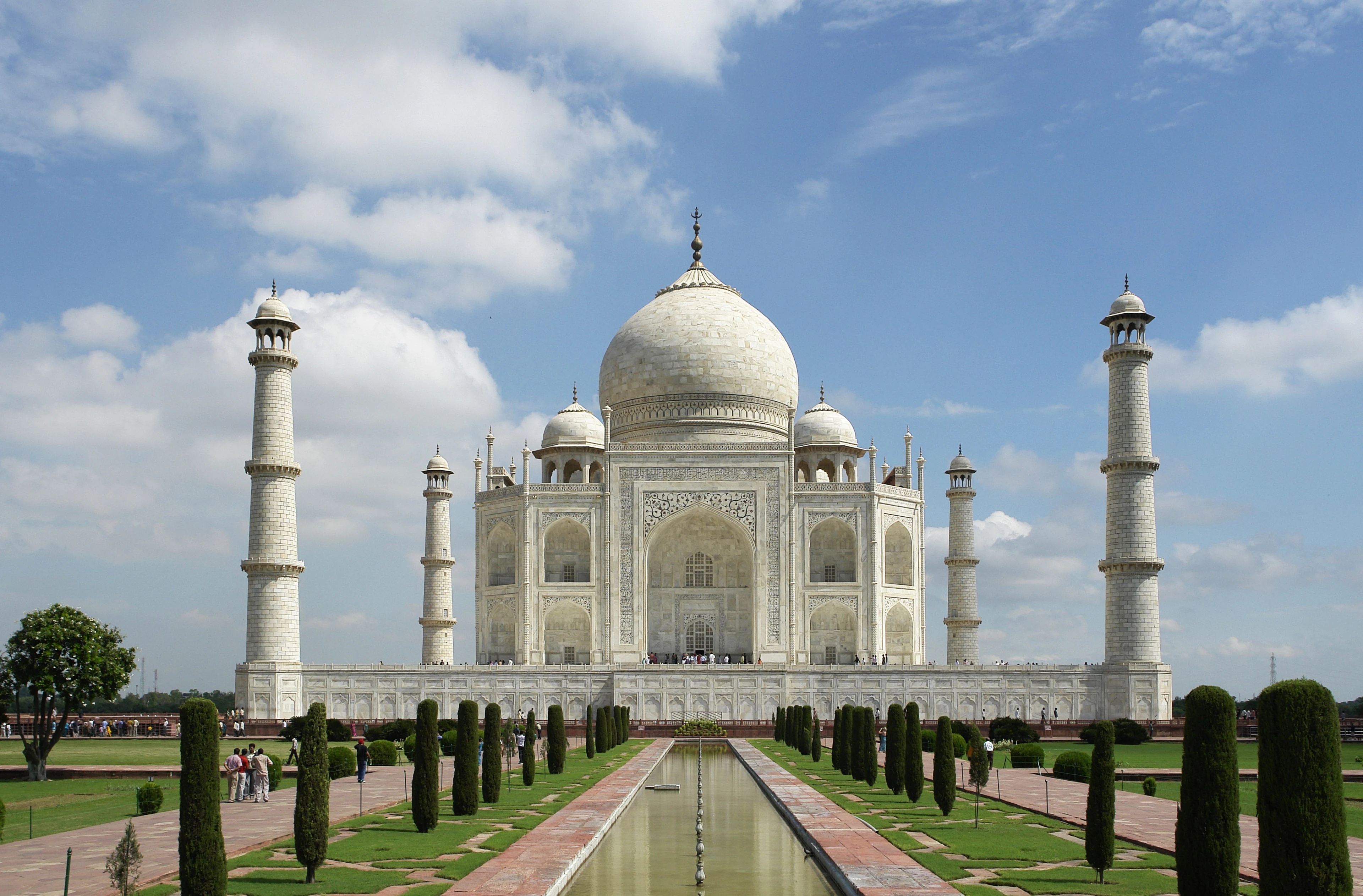 Taj Mahal at sunrise reflecting in the fountain pool, Agra