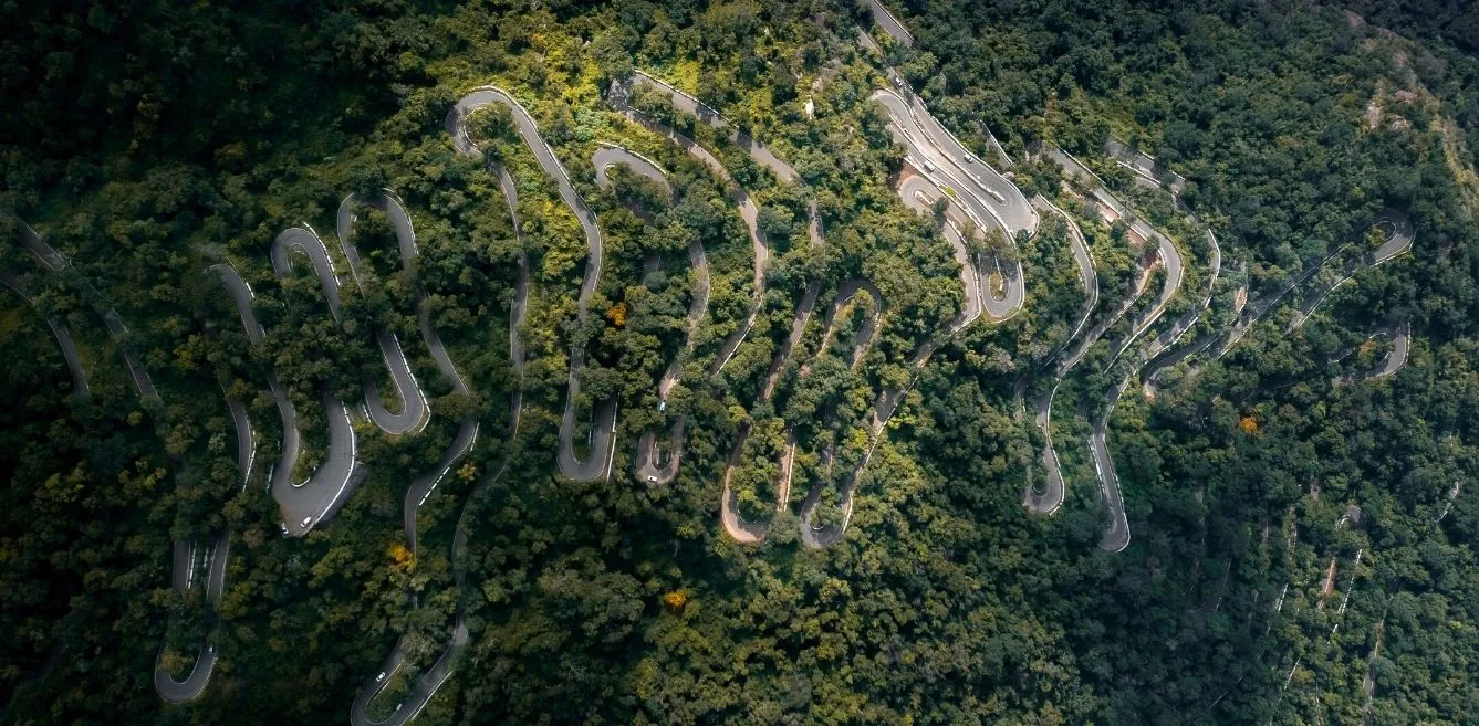 Hairpin bends on the mountain road from Tejam to Munsiyari