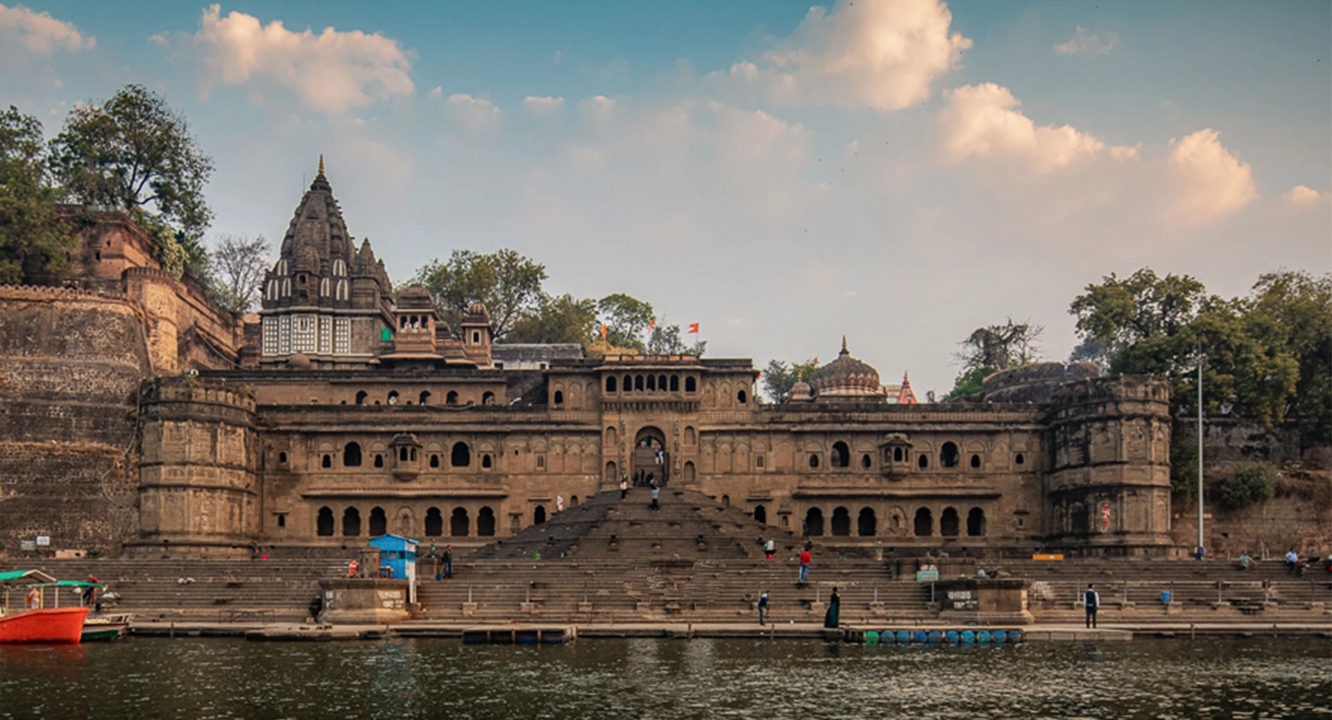 Maheshwar temple and riverbank on Narmada Parikrama trail