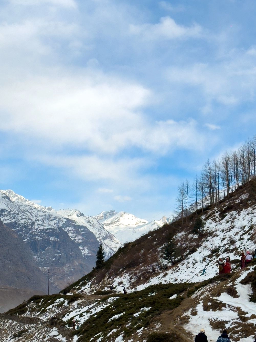 Snow-capped mountains and clear skies in Manali, Himachal Pradesh