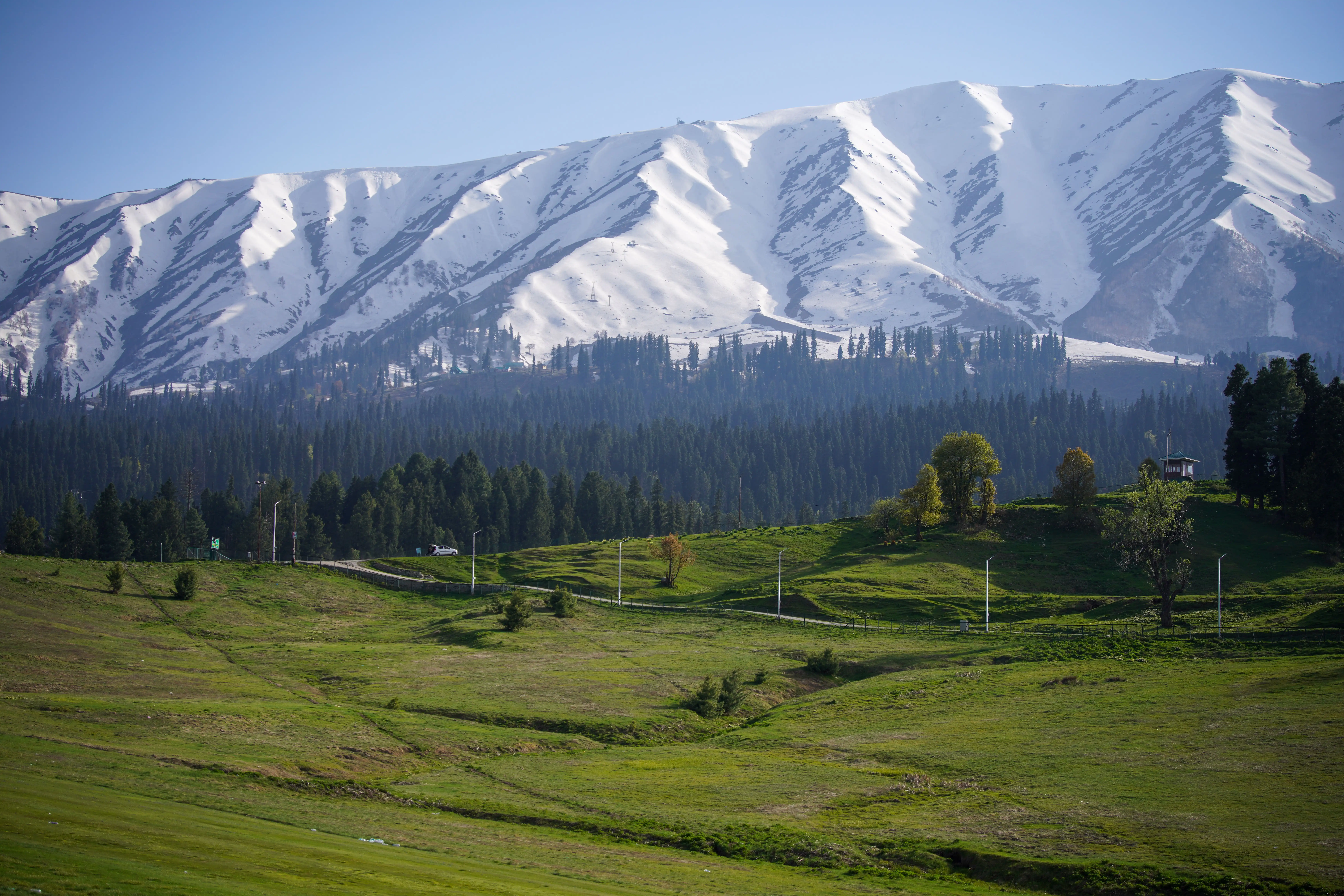 Snow-capped mountains and meadows in Kashmir, a destination curated by Shree Krishna Travel World, a travel agency in Mumbai